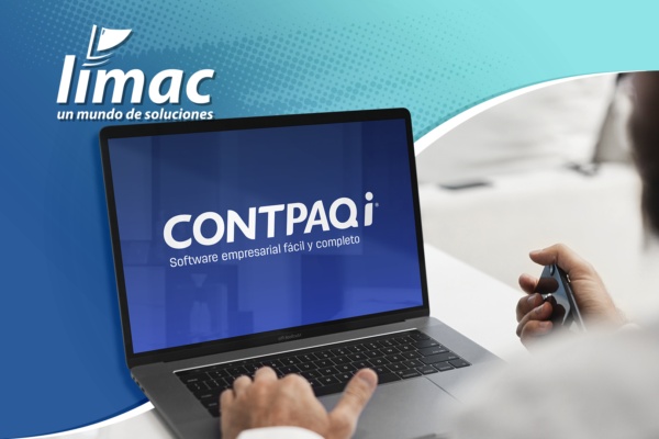 Dos manos colaboran sobre una computadora portátil, en cuya pantalla se aprecia un software de gestión.