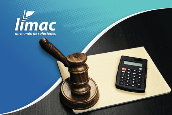 Una composición de objetos que representan la contabilidad y el ámbito legal: un mazo de juez, una calculadora y una pluma.