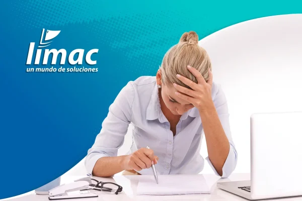 Una mujer con expresión de frustración se apoya la cabeza con las manos en lo que parece ser una oficina.