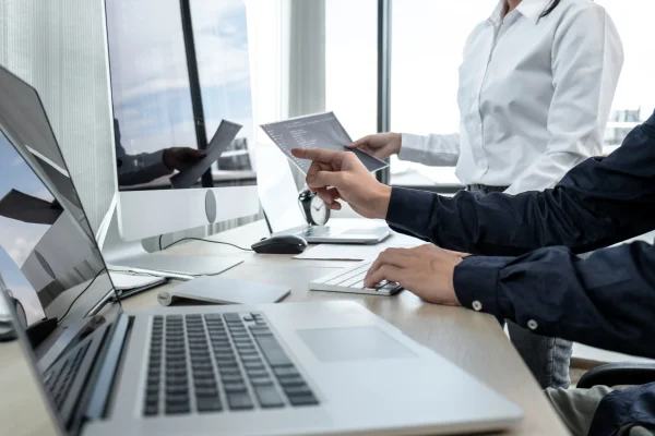 Equipo revisando información en tablet y laptop, apoyados por un sistema administrativo para gestión contable y fiscal.