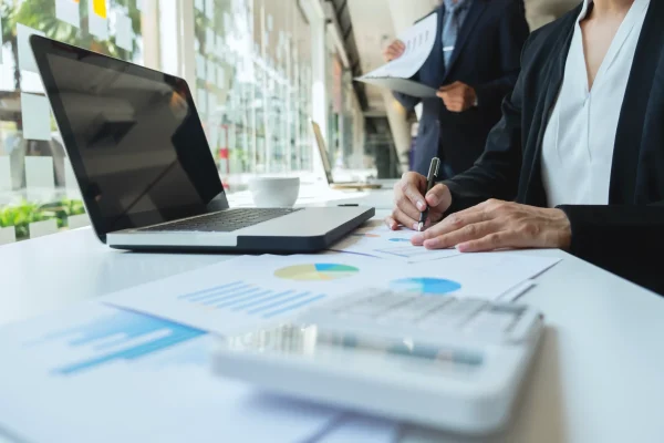 Equipo de trabajo analiza cifras y reportes financieros con ayuda de un sistema contable que centraliza toda la información.