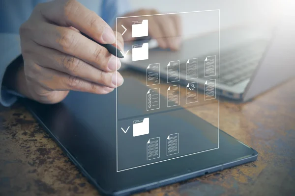 Documentos digitales manipulados a través de un sistema de facturación electrónica, intuitivo y visual. Iconos digitales muestran flujo de datos dentro de un sistema de facturación electrónica operado por una persona.