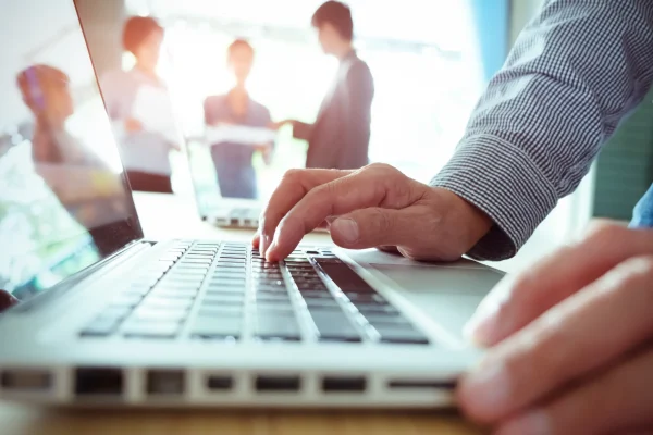 Persona revisa cifras clave en su computadora como parte del análisis de su sistema de nómina para asegurar pagos precisos.