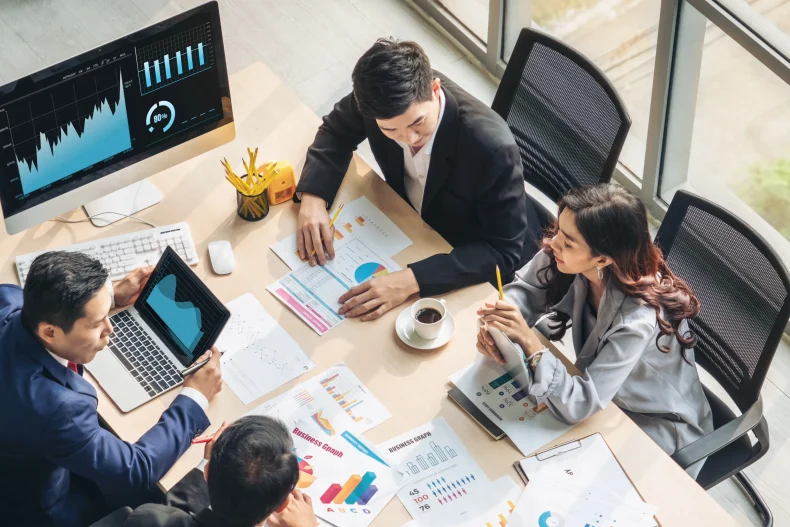Equipo de trabajo analizando reportes financieros con CONTPAQi® Cobra para optimizar la gestión de cobranza.
