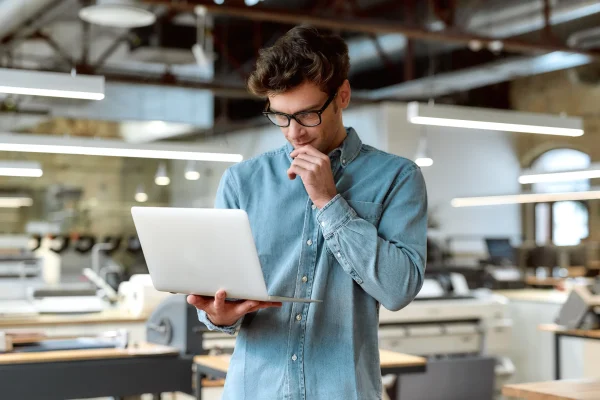 Profesional analizando datos con CONTPAQi Producción, enfocado en optimizar procesos industriales desde una plataforma digital.