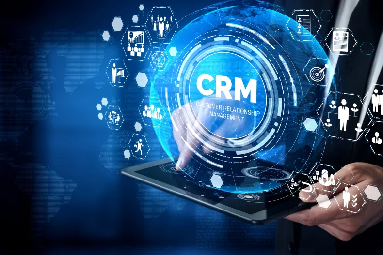 Una pantalla digital muestra un entorno futurista en el que destaca un círculo azul con la palabra CRM Zeus al centro.