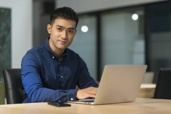 Profesional administrando su inventario desde la computadora con un sistema de gestión de inventarios confiable y actualizado.