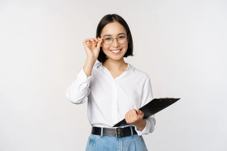 Una asesora fiscal especializada en RESICO lista para ayudarte a cumplir con tus obligaciones tributarias de forma sencilla.