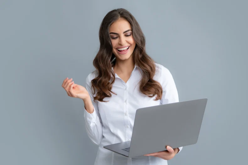 Profesional disfrutando de una gestión eficiente de su equipo con un Software para nóminas fácil de usar y confiable.