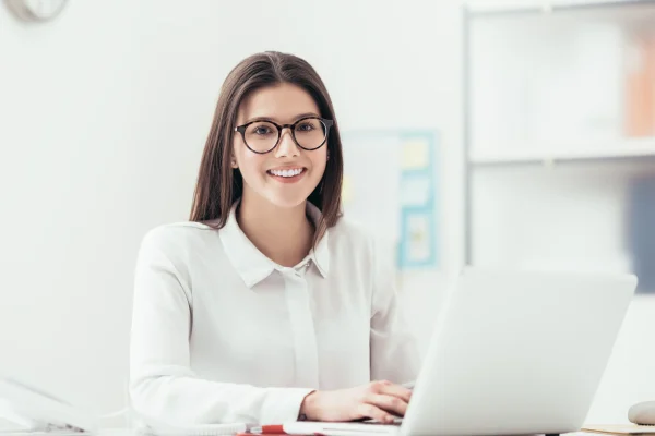 Emprendedora gestiona sus facturas con Contpaqi cfdi facturación en línea desde una plataforma segura y amigable, optimizando sus procesos fiscales de manera eficiente. Una profesional trabaja con Contpaqi cfdi facturación en línea, aprovechando la interfaz intuitiva del sistema para emitir CFDI desde cualquier lugar con conexión a internet.