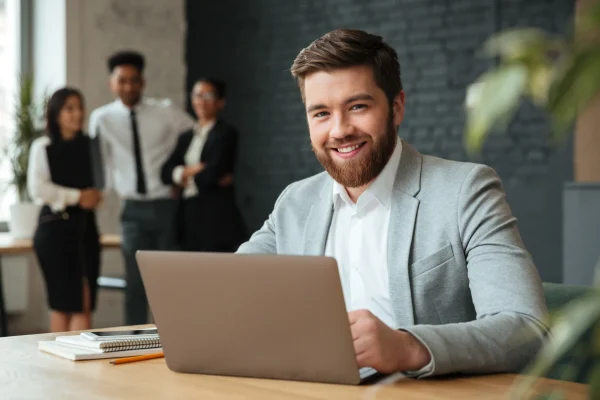 Contador aprovecha las ventajas de Contpaqi cfdi facturación en línea, realizando timbrado y validación de CFDI con total control desde un sistema confiable y profesional. Ejecutivo utiliza Contpaqi cfdi facturación en línea para agilizar la emisión de comprobantes fiscales, facilitando la operación contable de su empresa desde la nube.