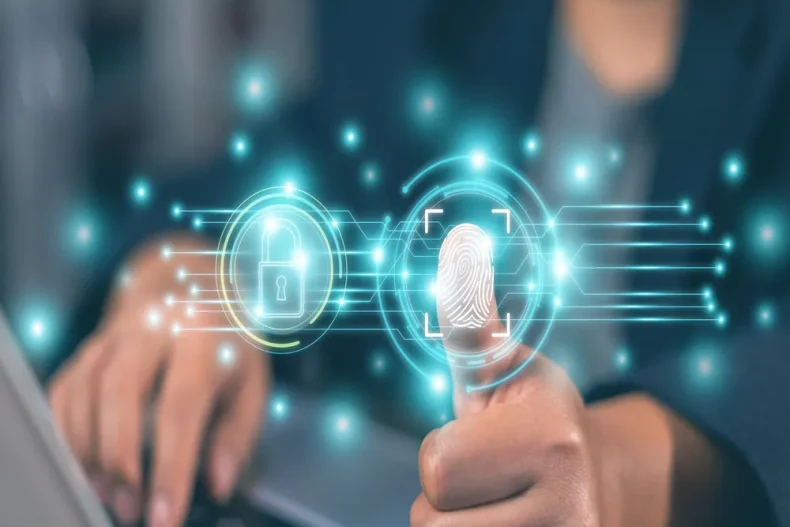 CONTPAQi® nube representado mediante una interfaz digital proyectada frente a una persona, con iconos y conexiones tecnológicas simulando un entorno de datos en línea.