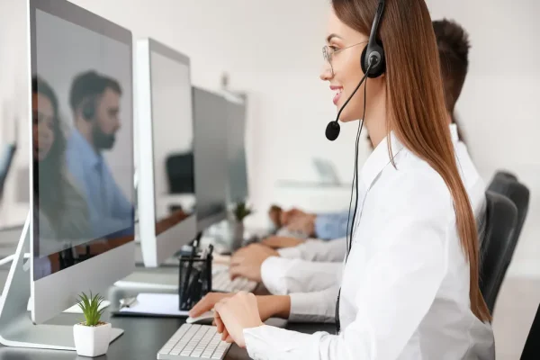Colaboradora recibiendo formación virtual especializada en el uso de CONTPAQi® Guadalajara. Mujer con audífonos de diadema participando en una capacitación en línea sobre CONTPAQi® Guadalajara.