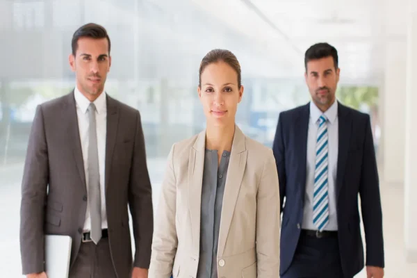 Grupo de profesionales disponibles en brindar información sobre CONTPAQi® Guadalajara en su empresa. Tres colaboradores reunidos en un espacio de trabajo compartiendo ideas sobre procesos de CONTPAQi® Guadalajara.