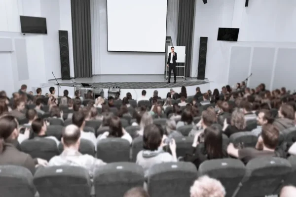 Un expositor presenta frente a una gran audiencia durante un evento de capacitación sobre CONTPAQi® Monterrey.