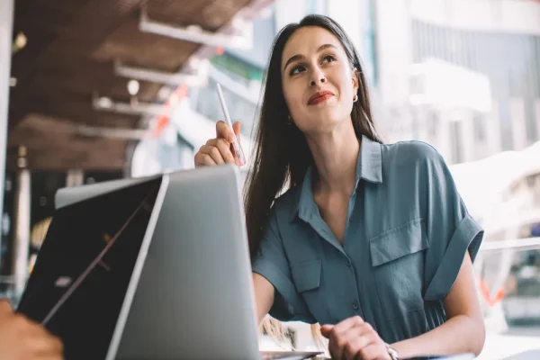 Persona estudiando desde su computadora temas relacionados con CONTPAQi® Querétaro. Mujer participando en una capacitación en línea para el uso de CONTPAQi® Querétaro.