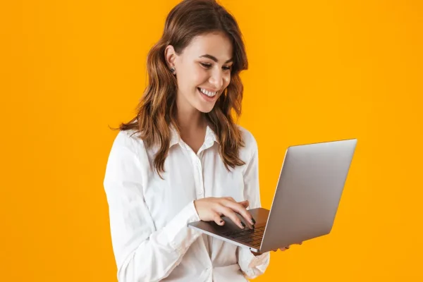 Persona satisfecha con su equipo portátil tras conocer detalles del servicio de CONTPAQi® Querétaro. Usuario sonriente utilizando su computadora después de recibir información sobre CONTPAQi® Querétaro.