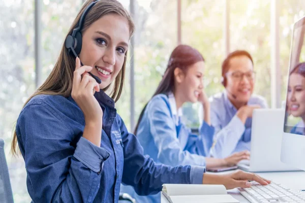 Grupo de personas con audífonos de diadema asistiendo a un curso virtual especializado en CONTPAQi® Tijuana. Equipo de trabajo, incluida una mujer, participando en una capacitación en línea sobre CONTPAQi® Tijuana.