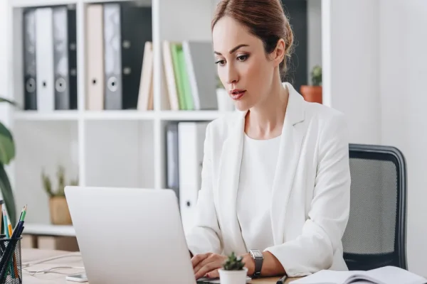 Profesional revisando documentos digitales en una oficina, relacionada con la Guía completa del CFDI 4.0: requisitos, estructura y cómo emitirlo correctamente.