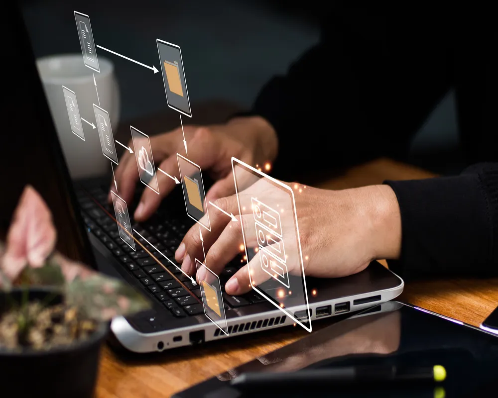 Persona utilizando herramientas tecnológicas para gestionar y registrar datos de los diferentes Regímenes Fiscales.