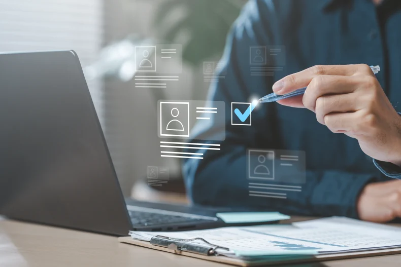 Una laptop con íconos de verificación recuerda los pasos de como instalar CONTPAQi® FACTURA ELECTRÓNICA.