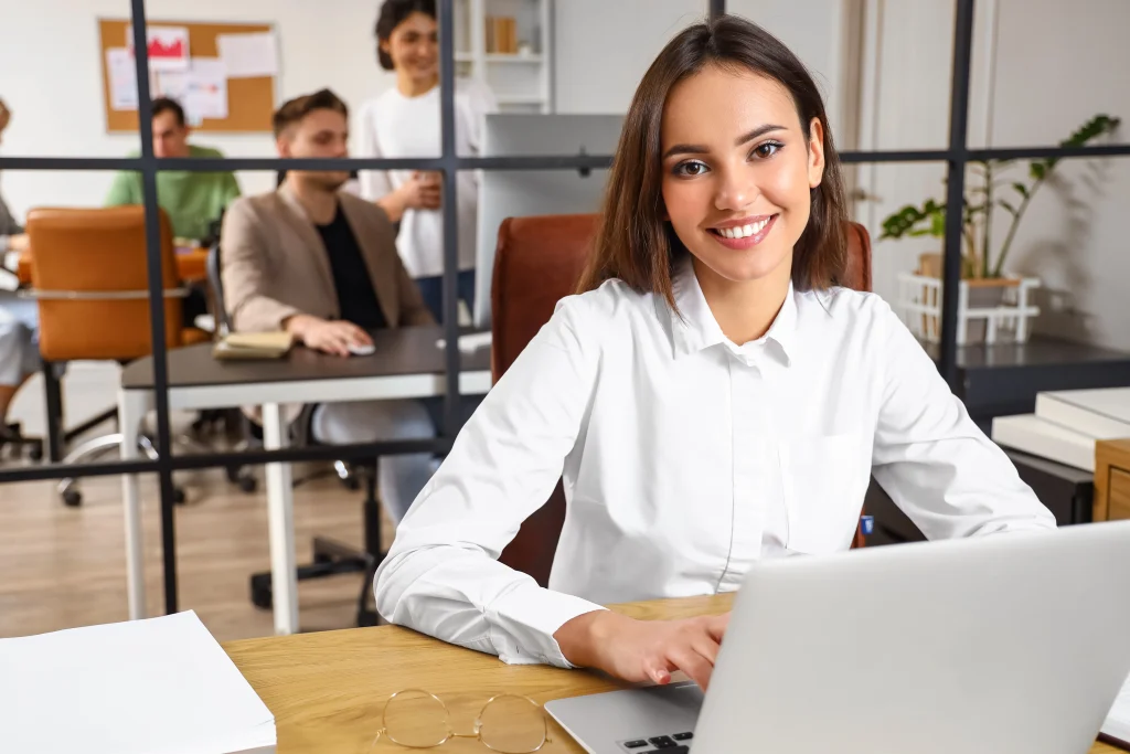 Una profesional en un entorno laboral refleja la colaboración que surge al evaluar CONTPAQi® Contabilidad VS CONTPAQi® Contabiliza.