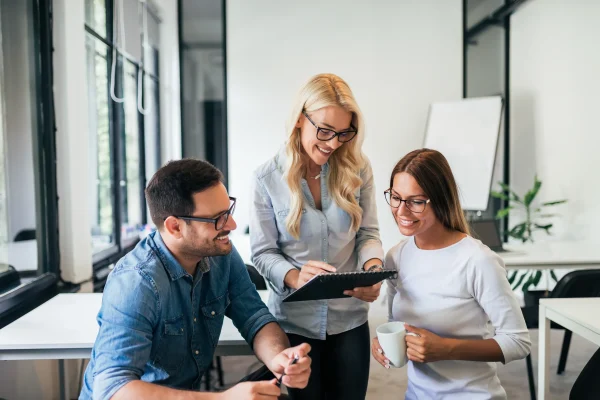 Un equipo de trabajo analiza estrategias de ventas y operaciones apoyándose en datos generados por CONTPAQi® Comercial.