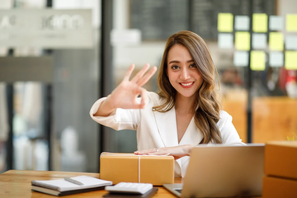 Uso del Software para PyMEs para coordinar ventas y logística, reflejando la confianza y control en cada entrega. Emprendedora satisfecha tras organizar sus envíos gracias al Software para PyMEs, que mejora la eficiencia en la gestión de pedidos.