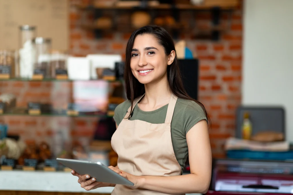 Dueña de tienda que aprovecha el Software para PyMEs para mantener una gestión ordenada y eficiente de su negocio. Negocio local administrado con ayuda de un Software para PyMEs que facilita el control de inventario y ventas diarias.