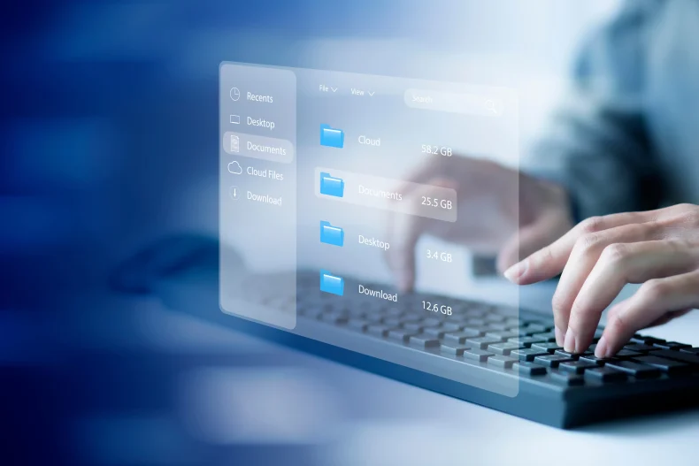 Carpetas digitales proyectadas sobre una laptop, mostrando el uso de soluciones de respaldo de datos para proteger información.