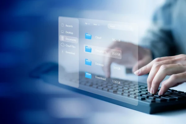 Carpetas digitales proyectadas sobre una laptop, mostrando el uso de soluciones de respaldo de datos para proteger información.