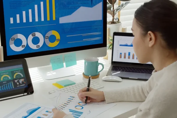 Escena de comparación: gráficos simples vs dashboard profesional, mientras se evalúa la opción correcta