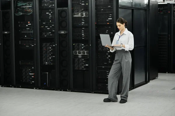 Diferencia entre el uso del servidores para un sistema contable local y no para uno de la nube. Una mujer haciendo evidente que se necesitan servidores para un sistema contable local a diferencia del de la nube.