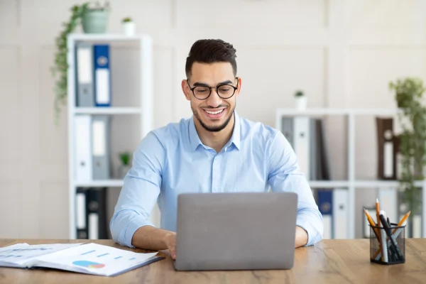 Usuario concentrado frente a la pantalla usando Contpaqi escritorio virtual para tareas administrativas. Profesional trabajando en su computadora portátil con Contpaqi escritorio virtual dentro de su rutina diaria.