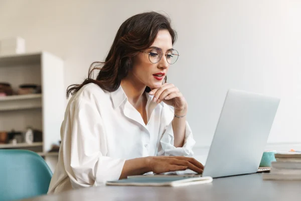 Trabajo individual con Contpaqi escritorio virtual enfocado en la gestión de datos desde un equipo personal. Mujer analizando información en su portátil mediante Contpaqi escritorio virtual en un ambiente de oficina.