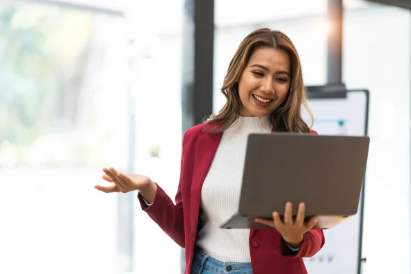 Una profesional conversa con confianza desde su laptop, mostrando la fluidez de trabajar con Los mejores sistemas en la nube.