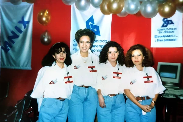 Fotografía de mujeres del equipo de la empresa. Vista general de un grupo de mujer de la empresa Limac en donde están en un espacio de exposición.