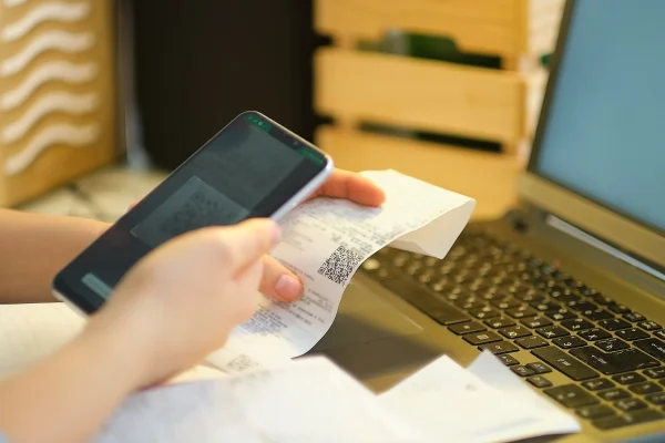 Primer plano de un usuario capturando un ticket para aprender qué tipos de CFDI existen y cómo emitirlos en CONTPAQi® para deducir gastos.