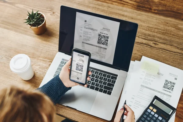 Interfaz de laptop mostrando una factura digital, ejemplificando qué tipos de CFDI existen y cómo emitirlos en CONTPAQi® de forma eficiente.