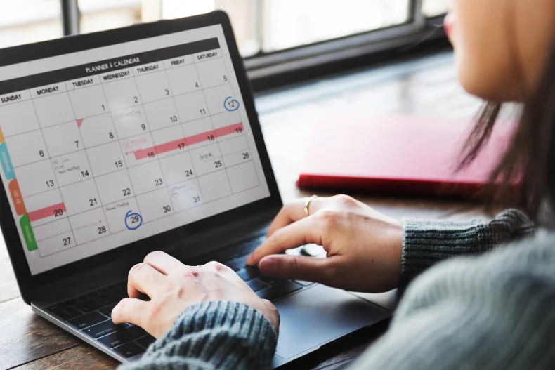 Vista general de la pantalla de una laptop en donde se puede ver un calendario con relación a los tipos de nóminas en México.