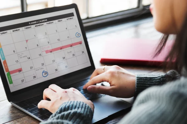 Vista general de la pantalla de una laptop en donde se puede ver un calendario con relación a los tipos de nóminas en México.