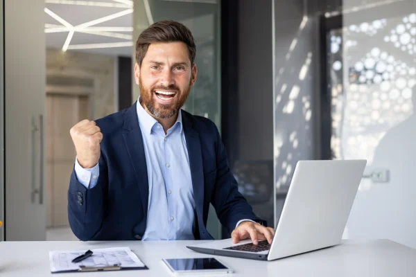 Vista genera de un hombre levantand los brazos dando a entender un éxito en el uso del software de CONTPAQi Comercial Start