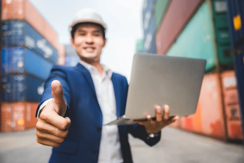 Enfoque en el dedo pulgar de la mano levantada, haciendo relación con la satisfacción del uso de CONTPAQi® Comercial premium.