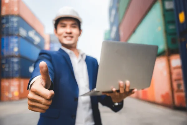 Enfoque en el dedo pulgar de la mano levantada, haciendo relación con la satisfacción del uso de CONTPAQi® Comercial premium.