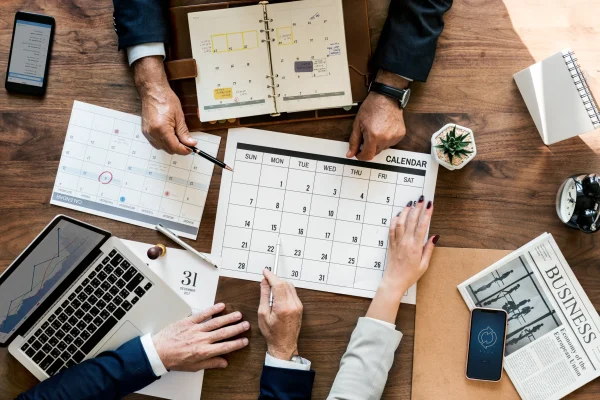 Ejemplo de un contexto con relación a uno de los tipos de nóminas en México. Vista de picada en donde se puede ver cómo un equipo de RH está haciendo una calendarización con relación a los tipos de nóminas en México.