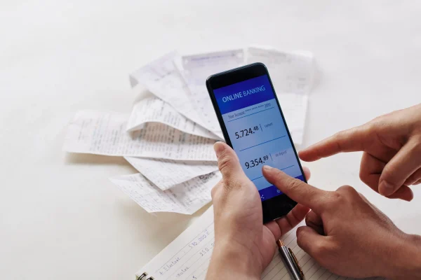 Vista general de un teléfono con algunas notificaciones con relación a los depósitos bancarios de la empresa.